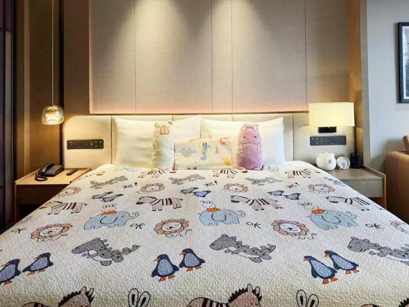 Guangzhou Baiyun Hotel Exterior foto A bed with a duvet